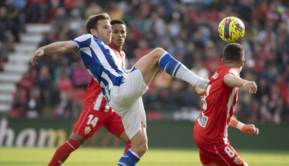 Asier Illarramendi diboyong oleh Real Madrid pada 2013 dengan harga 32,2 juta euro. Saat itu, ia dinilai bisa menggantikan peran Xabi Alonso. Sayangnya, pria asal Spanyol itu gagal memenuhi ekspektasi dan dijual ke klub lamanya, Real Sociedad dua musim berselang. Illarramendi tercatat hanya memainkan 25 laga saat berseragam Los Blancos. Saat ini, pemain yang berposisi sebagai gelandang bertahan ini masih membela Real Sociedad. (AFP/Jorge Guerrero)