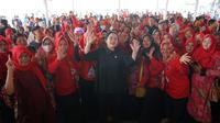 Puan Maharani foto bersama warga, petani hingga pedagang di Majalengka. (Istimewa)