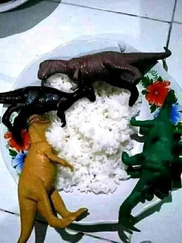 6 Menu Makan Absurd Pakai Mainan Dinosaurus Ini Nyeleneh Pol, Ada-Ada Saja