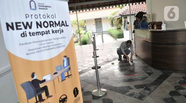 Petugas memasang tanda jaga jarak untuk antrean pengunjung di pintu masuk Museum Kebangkitan Nasional, Jakarta, Senin (8/6/2020). Pengelola menyiapkan standar protokol kesehatan jelang dibuka kembali untuk umum saat masa PSBB Transisi guna memutus penyebaran Covid-19. (merdeka.com/Iqbal S Nugroho)