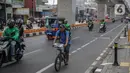 Pengendara sepeda melintas di kawasan Blok A, Jakarta, Senin (25/11/2019). Mulai hari ini, polisi akan menilang para pengendara kendaraan bermotor yang nekat masuk dan melintas di jalur sepeda. (Liputan6.com/Faizal Fanani)