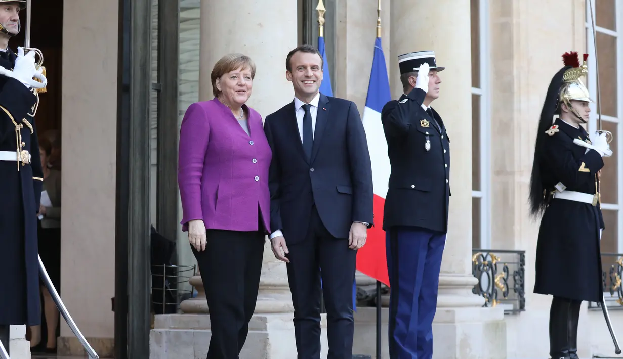 Presiden Prancis Emmanuel Macron (kanan) dan Kanselir Jerman Angela Merkel saat berada di Istana Presiden Eylsee di Paris (16/3). Emmanuel Macron mengusulkan agar anggaran investasi Uni Eropa ditingkatkan secara signifikan. (AFP Photo/Ludovic Marin)