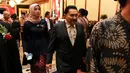 Ketika pemotongan tumpeng, Presiden Jokowi mendapat kesepatan sebagai penerima tumpeng pertama. Sedangkan kedua diberikan kepada Wakil Presiden Jusuf Kalla. (Deki Prayoga/Bintang.com)