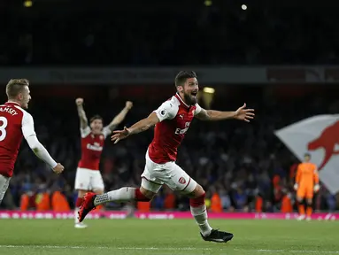 Penyerang Arsenal, Olivier Giroud merayakan gol keempat Arsenal saat pertandingan melawan Leicester City pada pertadingan Liga Inggris di  Stadion Emirates, London (11/8). Arsenal berhasil mengalahkan Leicester City dengan skor 4-3. (AFP/Ian Kington)