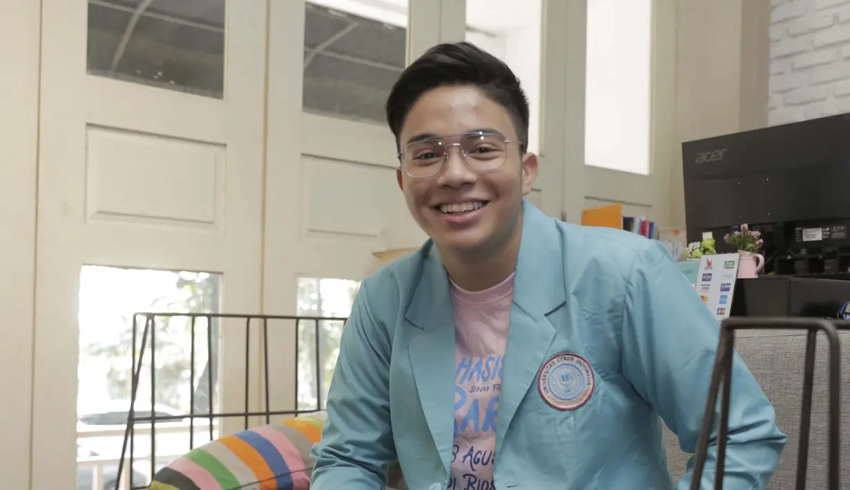 Dengan memakai jaket almamater, cowok yang lahir di Jakarta, 16 Februari 2001 terlihat begitu enjoy. Umay Shahab selalu tersenyum bahagia mengikuti seluruh acara press conference hingga selesai. (KapanLagi.com/Muhammad Akrom Sukarya)