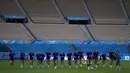 Para pemain Slovakia berlari saat sesi latihan di Stadion La Cartuja, Seville, Spanyol, Selasa (22/6/2021). Slovakia akan menghadapi Spanyol pada pertandingan Grup E Euro 2020, Rabu 23 Juni 2021. (AP Photo/Thanassis Stavrakis)