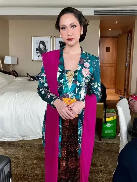 Didapuk jadi bridesmaid, Bunga Citra Lestari mengenakan sanggul klasik dengan tusuk konde nya. Dipadukan kebaya kutu baru motif bunga dan selendang fuschia. [@bclsinclair]