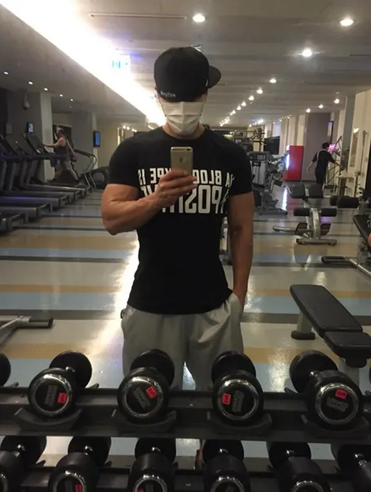 “Aku asam urat. Itu karena aku telah mengkonsumsi protein yang sangat banyak ketika aku berolahraga,” tutur Kim Jong Kook yang dilansir pada Aceshowbiz (10/5/2017). (Instagram/kim_jong_kook)