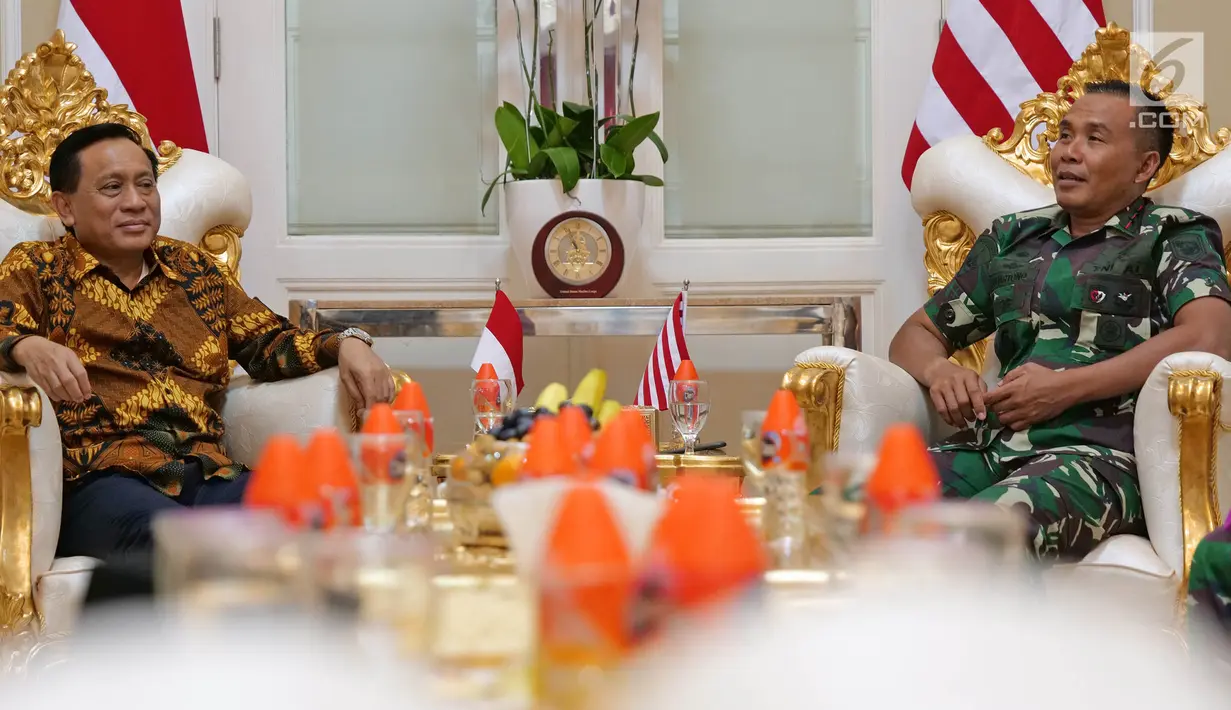 Mayor Jenderal TNI (Mar) Suhartono berbincang dengan Direktur Utama Indosiar Imam Sudjarwo selama kunjungan silaturahmi SCM/Emtek Group Audiensi di Markas Komando Korps Marinir, Jakarta, Kamis (26/9/2019). (Liputan6.com/Herman Zakharia)