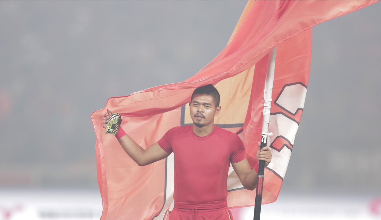 Stiker Persija Jakarta, Bambang Pamungkas, saat momen pensiun usai melawan Persebaya Surabaya pada laga Liga 1 di SUGBK, Jakarta, Selasa (17/12). Bepe mengakhiri kariernya pada musim ini. (Bola.com/Yoppy Renato)