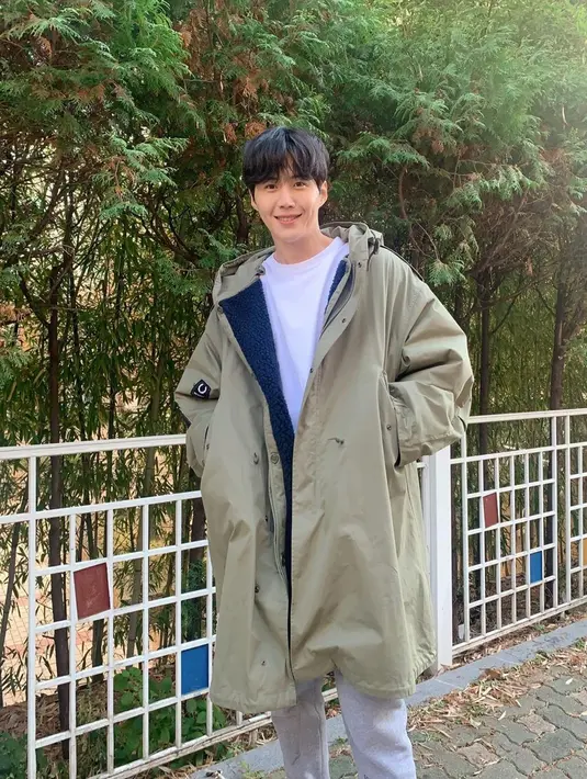 Menggunakan kaos putih dengan celana training berwarna abu-abu, pria kelahiran 8 Mei 1986 ini memadukannya dengan jacket berwarna khaki. Meski terlihat sederhana, namun gaya Seon Ho satu ini dapat dijadikan sebagai inspirasi. (Liputan6.com/IG/@seonho__kim)