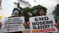 Massa berunjuk rasa memperingati Hari Buruh Migran Internasional 2018 di depan Istana Merdeka, Jakarta, Selasa (18/12). Mereka meminta pemerintah menciptakan layanan kesehatan dan pendidikan gratis bagi Buruh Migran Indonesia. (Merdeka.com/Imam Buhori)