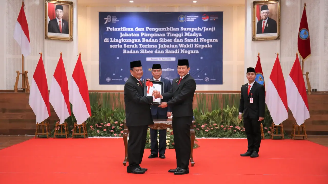 Kepala Badan Siber dan Sandi Negara (BSSN), Letjen TNI (Purn) Hinsa Siburian melantik dan mengambil sumpah jabatan Irjen (Pol) Putu Jayan Danu Putra sebagai Wakil Kepala (Waka) BSSN