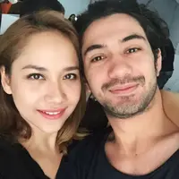 Saat dipertemukan kembali lewat film '3 Srikandi', Bunga Citra Lestari dan Reza Rahadian nampak langsung nyaman. Foto: Instagram