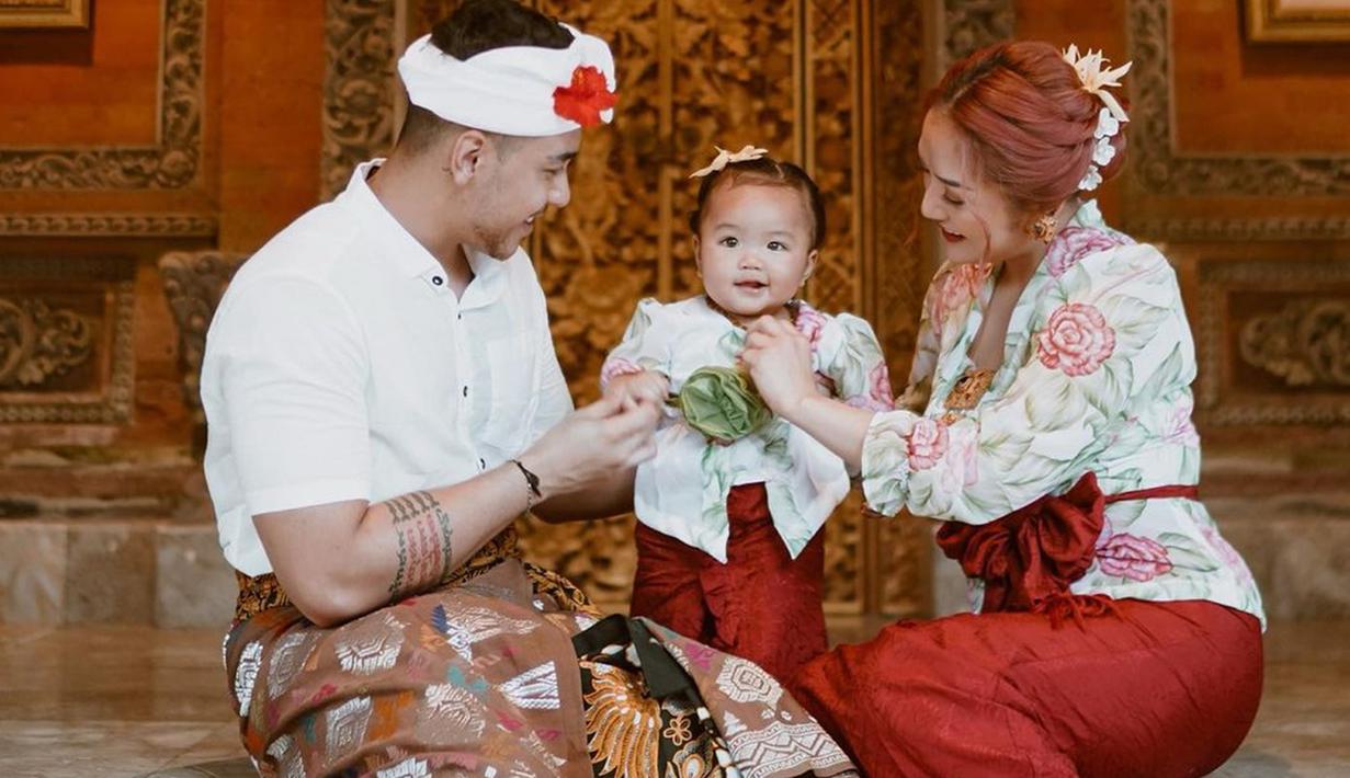 Bahkan, tak sedikit pula yang merasa gemas dengan penampilan baby Xarena. Pasalnya, putri pertama Siti Badriah dan Krisjiana ini terlihat begitu menggemaskan dengan baju adat Bali. (Liputan6.com/IG/@sitibadriahh)