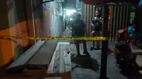 Lokasi penembakan seorang ustaz di Kecamatan Pinang, Kota Tangerang, Banten yang sudah dipasangi garis polisi. (Liputan6.com/Pramita Tristiawati)