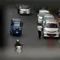 Penertiban seperti penggunaan derek untuk menarik mobil yang parkir sembarangan, penggunaan gembok, cabut pentil, hingga jaring motor sepertinya belum membuat jera, Jakarta, Senin (8/9/2014) (Liputan6.com/Johan Tallo)