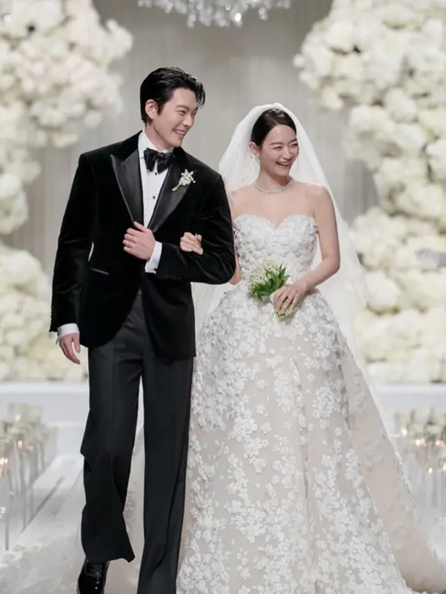 Gaun pengantun Shin Min Ah saat menikah dengan Kim Woo Bin. [@ament_official]