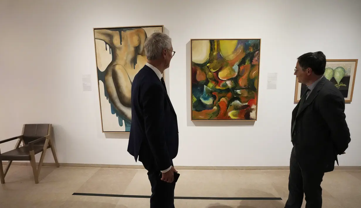 Museum Sursock di Lebanon telah dibuka kembali untuk umum, tiga tahun setelah ledakan mematikan di pelabuhan Beirut - yang dipicu oleh berton-ton bahan kimia yang tidak disimpan dengan baik - membuat banyak lukisan dan koleksi yang sangat berharga menjadi abu. (AP Photo/Hussein Malla)