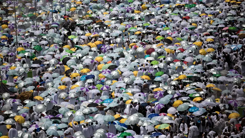 Ratusan Ribu Jemaah Haji Tunaikan Salat di Masjid Namirah Saat Wukuf