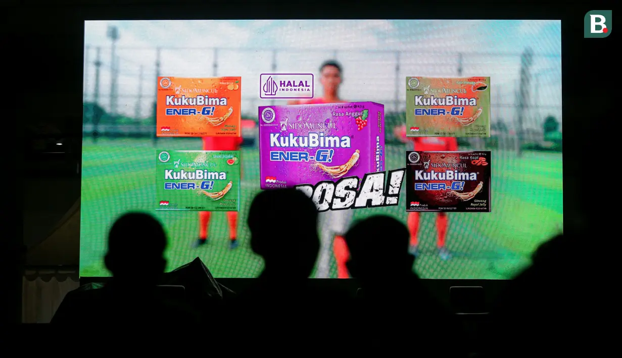 Acara MALAMNYA BOLA 2024 yang menyajikan nonton bersama laga Timnas Indonesia menghadapi Filipina yang juga menyuguhkan hiburan musik dan aneka gim seru di area Jakarta International Velodrome, Rawamangun, Selasa (11/6/2024) dihadiri oleh ribuan suporter Timnas Garuda. Kehadiran para suporter dalam acara yang disponsori salah satunya oleh minuman berenergi Kuku Bima mampu memerahkan venue acara. Meski sempat diguyur hujan, antusiasme suporter terbayar dengan kemenangan Timnas Indonesia 2-0 yang membawa skuad Shin Tae-yong melaju ke putaran ketiga kualifikasi Piala Dunia 2026. (Bola.com/Bagaskara Lazuardi)
