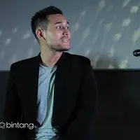 Kerja bareng, Arifin Putra membuat Isyana Sarasvati marah.