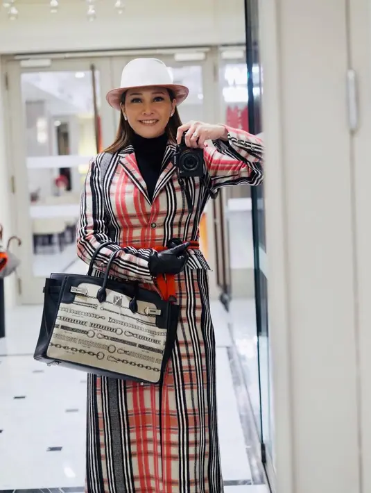 Dalam sebuah acara, Maia tampil cantik dengan mengenakan busana kotak-kotak. Ia melengkapi penampilannya dengan mengenakan topi. (Foto: instagram.com/maiaestiantyreal)