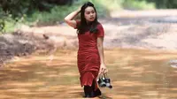Putri, salah seorang model foto jalan berlubang dan berlumpur di Sumatera Selatan. foto: Robby Ari Sanjaya