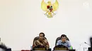 Presiden Joko Widodo (Jokowi) didampingi Wakil Presiden (Wapres) Jusuf Kalla memimpin rapat terbatas di Kantor Presiden, Jakarta, Selasa (18/7). Rapat terbatas tersebut membahas soal peraturan transportasi online. (Liputan6.com/Angga Yuniar)