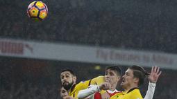 Pemain Arsenal, Gabriel (tengah) berebut bola dengan para pemain Watford pada pekan ke-23 Premier League di Emirates stadium, London, Selasa (31/1/2017). Arsenal kalah 1-2. (AP/Frank Augstein)
