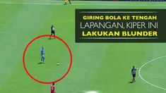 Kiper Pumas, Alfredo Saldivar yang melakukan blunder setelah coba giring bola ke tengah lapangan.