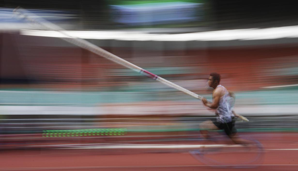 Atlet Kalimantan Tengah, Hasan Basri, bersiap melakukan lompatan saat Kejurnas Atletik nomor lompat tinggi galah senior putra di Stadion Pakansari, Bogor, Selasa (6/8). Kejurnas tahun ini juga dilakukan untuk kualifikasi jelang PON. (Bola.com/Vitalis Yogi Trisna)