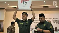 Ketua Umum Partai Bulan Bintang (PBB) Yusril Ihza Mahendra menunjukkan bingkai nomor urut 19 di Kantor KPU, Jakarta, Selasa (6/3). (Merdeka.com/Iqbal Nugroho)