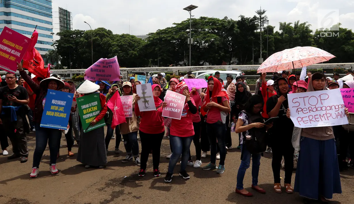 Suasana saat aktivis Parade Juang Perempuan Indonesia demontrasi di depan Gedung DPR, Jakarta, Kamis (8/3). Kemerdekaan perempuan yang dituntut meliputi di tengah masyarakat maupun dalam pekerjaan. (Liputan6.com/JohanTallo)