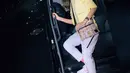 Scha Alyahya terlihat nyaman dengan sweater kuning, sling bag, kaus kaki pink dan EDR 78 shoes [onitsuka tiger]