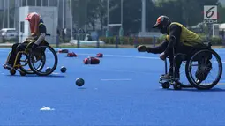 Atlet Para Games Indonesia cabang olahraga Lawn Bowls saat latihan di Lapangan Hoki Kompleks GBK, Jakarta, Selasa (18/9). Latihan ini adaptasi lapangan sekaligus persiapan jelang Asian Para Games 2018. (Liputan6.com/Helmi Fithriansyah)