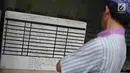 Keluarga melihat daftar korban luka tsunami Selat Sunda karyawan RSUD Tarakan di RSUD Tarakan, Jakarta, Selasa (24/12). Sepuluh karyawan RSUD Tarakan meninggal. (Liputan6.com/Herman Zakharia)