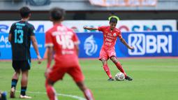 Pemain Persija Jakarta, Dony Tri Pamungkas melepaskan tendangan saat melawan Arema FC dalam laga pekan ke-23 BRI Liga 1 2022/2023 di Stadion Patriot Candrabhaga, Bekasi, Minggu (12/2/2023) sore WIB. Persija menang dengan skor 2-0. (Bola.com/M Iqbal Ichsan)