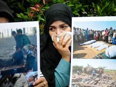 Sejumlah wanita membawa poster saat menggelar aksi mengecam serangan Arab Saudi terhadap Yaman di Kedutaan Besar Arab Saudi, Jakarta, Selasa (11/10). (Liputan6.com/Faizal Fanani)