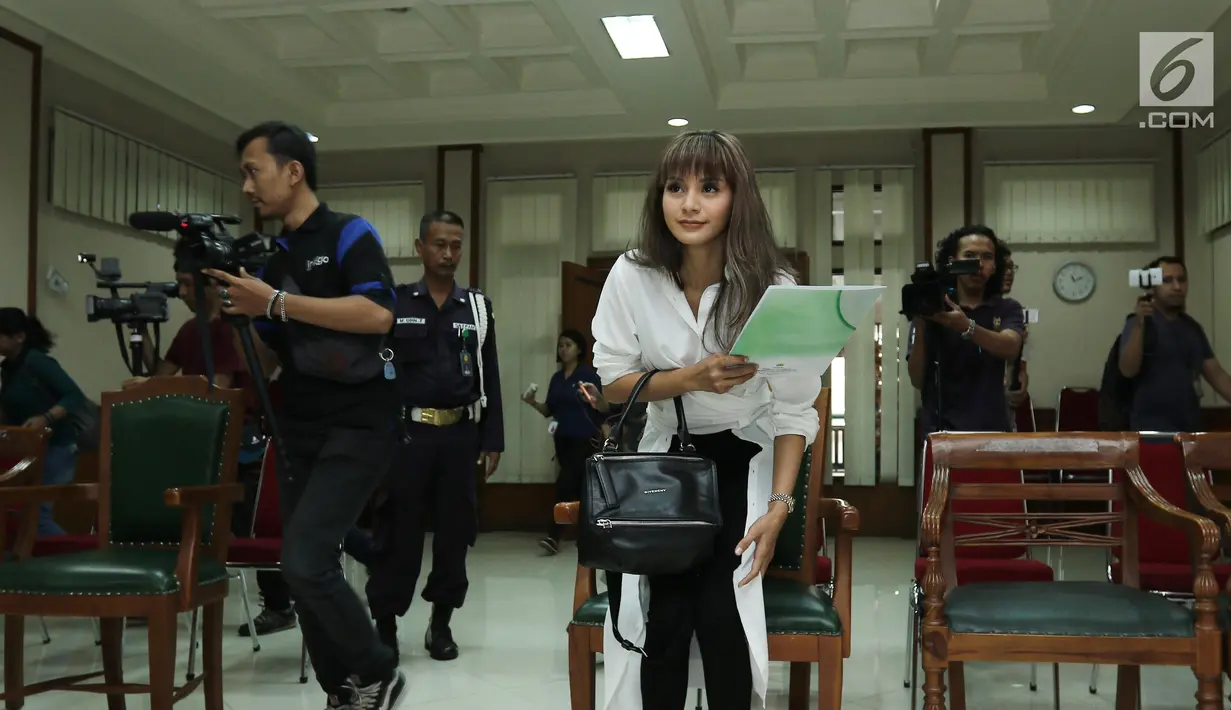 Pemain sinetron Kirana Larasati saat memasuki ruang sidang di Pengadilan Agama Jakarta Selatan, Kamis (15/06). Dengan tidak hadirnya Tama Gandjar, suami Kirana Larasati sidang akan mencapai putusan verstek. (Liputan6.com/Herman Zakharia)