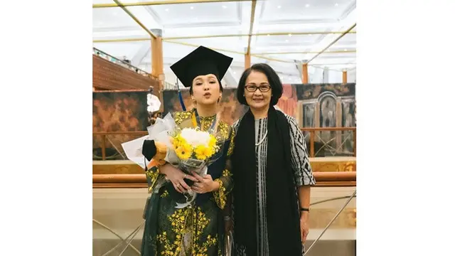 Resmi Sarjana, Ini 6 Potret Cantik Agatha Pricilla saat Wisuda