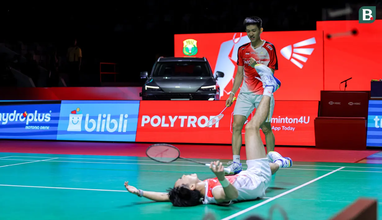 Pebulu tangkis ganda putra Indonesia, Raymond Indra/Nikolaus Joaquin merayakan kemenangan atas rekan senegaranya, Sabar Karyaman Gutama/Moh Reza Pahlevi dalam laga semifinal Indonesia Open 2026 di Istora Senayan, Jakarta, Sabtu (06/06/2026). (Bola.com/Bagaskara Lazuardi)