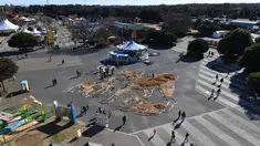 Pandangan dari atas pengunjung melihat gambar seekor anjing Shiba Inu dan dua anaknya berukuran 22.5mx 27m di Taman Seaside Hitachi, Utara Tokyo, (29/12). Kegiatan tersebut untuk merayakan kedatangan Tahun Anjing. (AFP PHOTO / Toshifumi Kitamura)