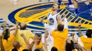 Pemain Warriors, Stephen Curry #30 merayakan kemenangan usai menglahkan OKC Thunder pada final wilayah barat NBA Playoffs di Oracle Arena, (31/5/2016) WIB. Warriors menang 96-88. (Mandatory Credit: Kyle Terada-USA TODAY Sports)