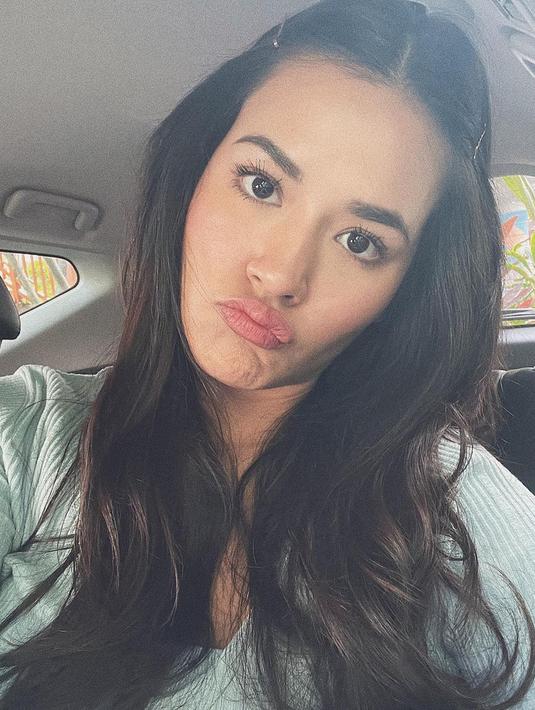 Banyak pose selfie Raisa yang berhasil jadi sorotan. Salah satunya saat Raisa berfoto dengan pose duck face. Foto duck face ini membuat warganet kian memperhatikannya. Bahkan ada warganet yang menyebut penampilan Raisa saat berpose duck face ini mirip Luna Maya. (Liputan6.com/IG/@raisa6690)
