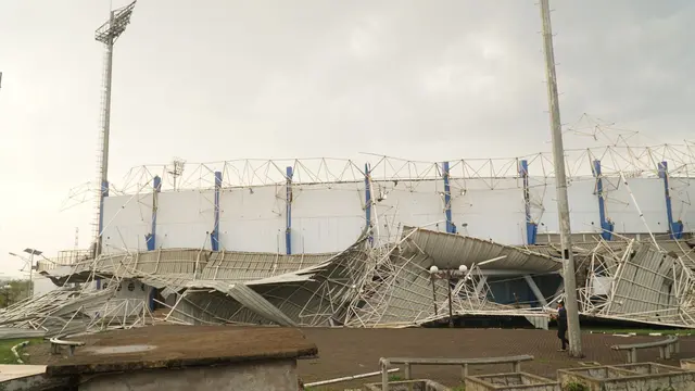 Atap stadion ambruk