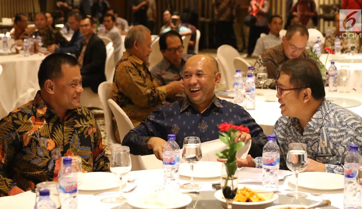 Panglima Jendral TNI Gatot Nurmantio, Kepala Staf Presiden Teten Masduki, dan Menkominfo Rudi Antara saat berbincang pada acara Silaturahmi Dewan Pers dengan Masyarakat Pers di Hotel Aryaduta Jakarta, Jumat (14/7). (Liputan6.com/Angga Yuniar)