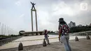 Warga berpose untuk foto di Taman Lapangan Banteng, Jakarta, Minggu (18/10/2020). Taman Lapangan Banteng dibuka pukul 06.00 sampai 17.00, khusus bagi masyarakat yang akan berolahraga. (Liputan6.com/Faizal Fanani)