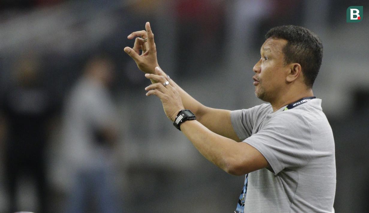 Pelatih Singapura, Fandi Ahmad, memberikan instruksi saat melawan Timnas Indonesia pada laga Piala AFF di Stadion Nasional, Singapura, Jumat (9/11). Singapura menang 1-0 atas Indonesia. (Bola.com/M. Iqbal Ichsan)