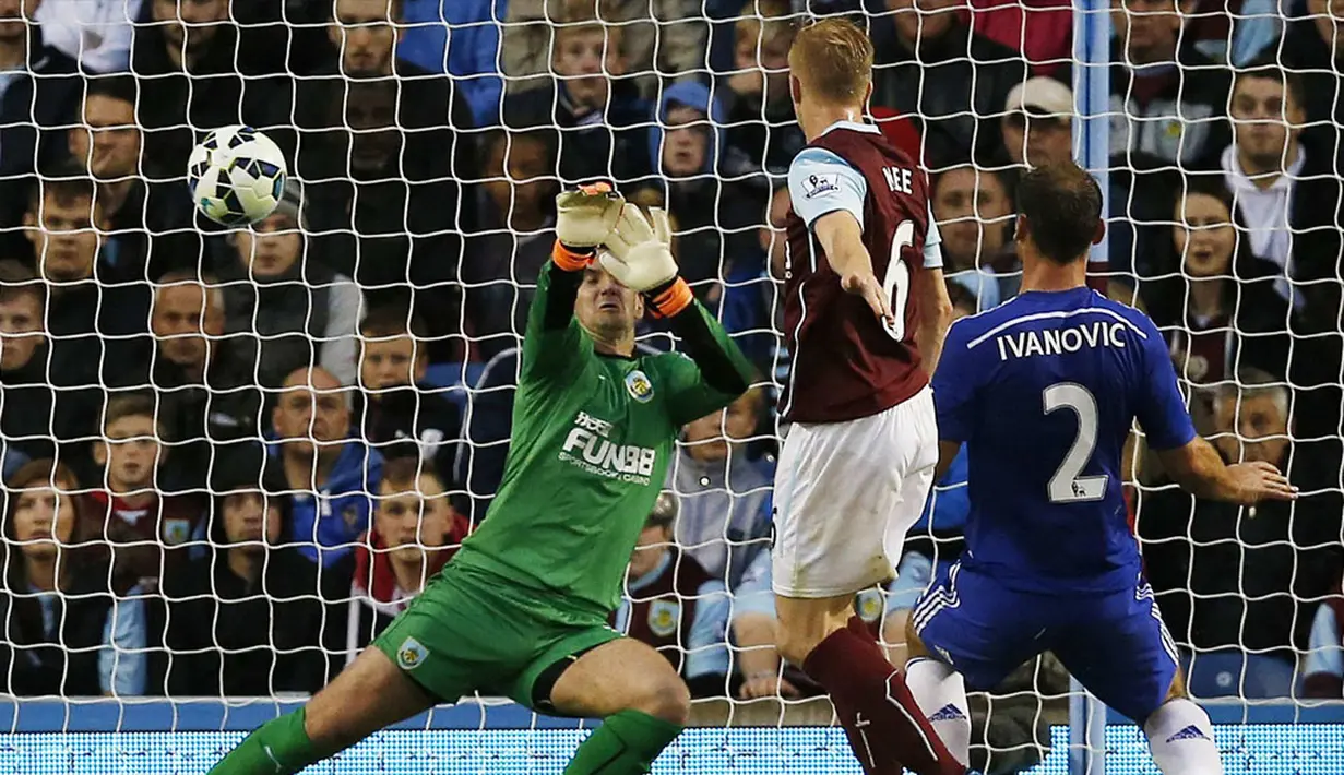 Penjaga gawang Burnley, Tom Heaton (kiri), gagal menahan sepakan keras pemain belakang Chelsea, Branisiav Ivanovic, saat berlaga di Stadion Turf Moor, (19/8/2014). (REUTERS/Andrew Yates) 